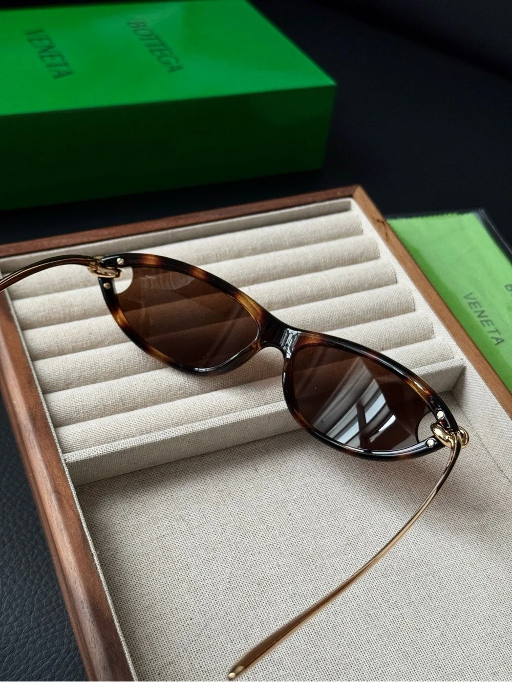 Bottega Veneta streamlined oval
